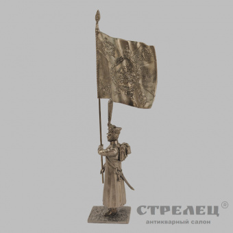 фото — оловянный солдатик «подпрапорщик-знаменосец в строю по команде — на караул». гк